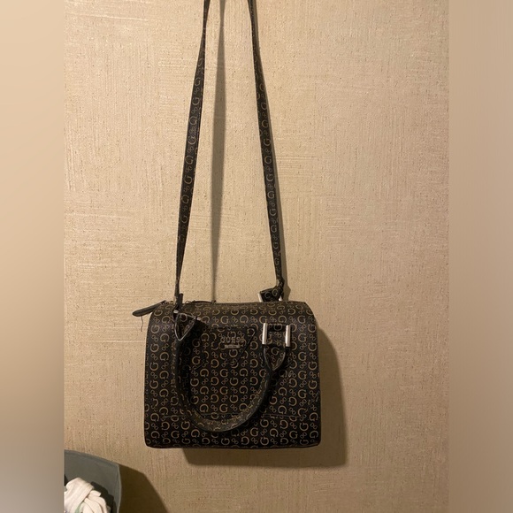 Guess crossbody purse - Picture 1 of 5